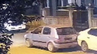 Park halindeki araca çarpıp kaçtı: O anlar kamerada