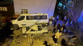 Park halindeki minibüs, otomobilin üzerine düştü