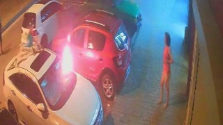 Park halindeki otomobilin üzerine battaniye örtüp ateşe vermişti: O anlar kamerada