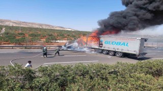 Park halindeki tıra çarpan tır alev topuna döndü: Feci kaza kamerada