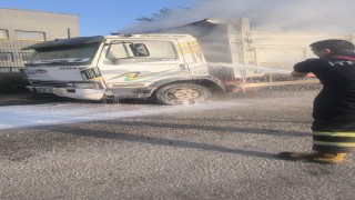 Park halindeyken yanmaya başlayan kamyonet kısa sürede söndürüldü