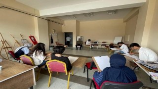Patnos Gençlik Merkezi, yaz tatilini resim kurslarıyla renklendiriyor