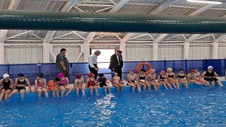 Pazaryerili çocuklar ilk defe havuzla tanıştı