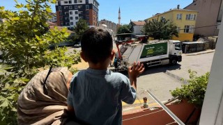 Pendikte 3 yaşındaki Baran ile temizlik görevlileri arasındaki dostluk yürekleri ısıttı