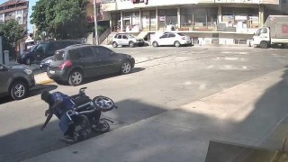 Pendikte akülü arabadan düşen engelli vatandaşın yardımına esnaf koştu