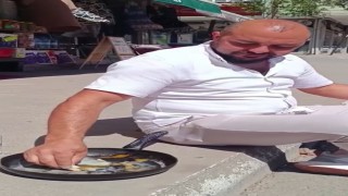Pendikte sıcaklık 40 dereceyi gördü, esnaf asfalt üstünde yumurta pişirip afiyetle yedi