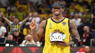 Phoenix Suns, Nigel Hayes-Davisi kadrosuna kattı