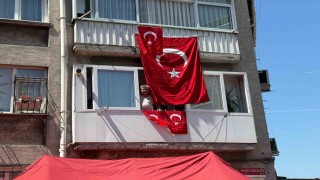 Piyade Sözleşmeli Er Ahmet Gültekinin evi Türk bayraklarıyla donatıldı