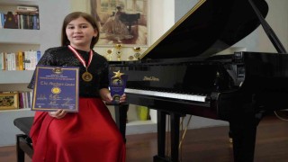 Piyanonun genç yeteneği Elif, yarışmada birinci oldu