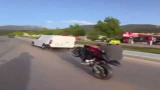 Plakasız motosikletle akrobasi hareketi yapan sürücüye, Trafik Kanununun çeşitli maddelerinden ceza uygulandı