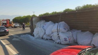 Plastik hammadde yüklü kamyon devrildi