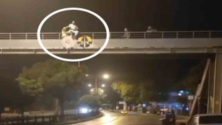 Polis, yaya köprüsündeki intiharı son anda önledi