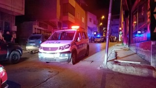 Polisin yakaladığı şüpheliyi korumak için polisleri böyle ezdi