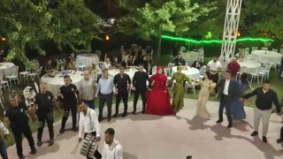 Polisler, küçük yaştayken babası vefat eden polis kızının kına gecesinde halay çekti