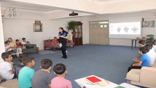 Polisten çocuklara bilinçli internet kullanımı bilgilendirmesi