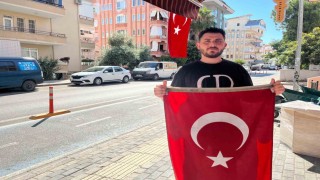 Polonya uyruklu şahıs Türk bayrağını alıp götürdü, polis bulup sahibine teslim etti