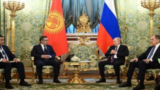 Putin, Kırgızistan Cumhurbaşkanı Caparov ile görüştü