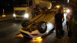 Refüje çarparak ters dönen araçtan burnu kanamadan çıktı