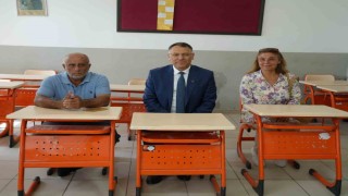 Rektör, 50 yıl sonra ilkokul öğretmeni ile ilk harfleri öğrendiği sıralara geri döndü