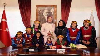 Rengarenk kıyafetleri ile gelen kadınlar valiye kültürlerini anlattı