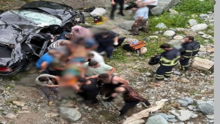 Rizede iki araç çarpıştı: 1 ölü, 8 yaralı