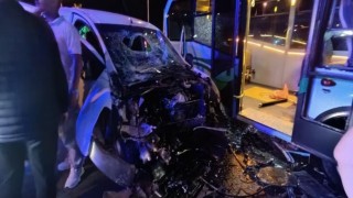 Rizede minibüs ile hafif ticari araç çarpıştı: 10 yaralı