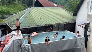 Rizede sıcaktan bunalan çocuklar için kamyonun kasasını su ile doldurdu