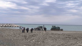 Sahilde güneşlenen kadını ezerek ölümüne sebep olan iş makinesinin operatörü tutuklandı