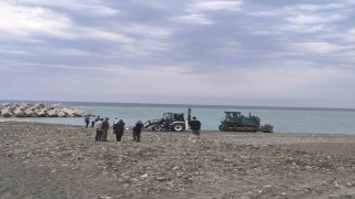 Sahilde güneşlenirken iş makinesinin altında kalarak can verdi