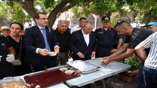 Salihlideki şehit ailelerinden geleneksel aşure hayrı