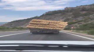 Saman yüklü kamyonun tehlikeli yolculuğu kamerada