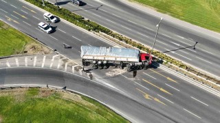 Saman yüklü tır devrildi, sürücü hızlıydım dedi