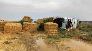 Saman yüklü tır devrildi; sürücü öldü, eşi ve çocukları yaralandı