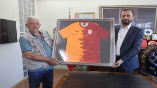 Şampiyonluk iddiasını kazanan Duran amca, kaymakam ve belediye başkanından forma aldı
