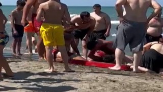 Samsunda denizde boğulma tehlikesi geçiren genç hastanelik oldu