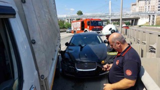 Samsunda kamyon ile otomobil çarpıştı