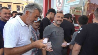 Samsunspor taraftarlarının kombine alımı, Yeşilçam film sahnelerini hatırlattı