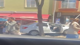 Sancaktepede kontrolden çıkan otomobil bakkal dükkanına daldı