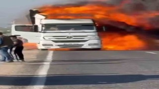 Şanlıurfada alev alan tır kullanılamaz hale geldi