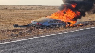 Şanlıurfada devrilen araç alev alev yandı