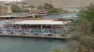 Şanlıurfada fırtınada halatları kopan duba restoran Fırat Nehrinde sürüklendi