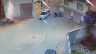 Şanlıurfada motosikletli kadın sürücünün duvara çarptığı kaza kamerada
