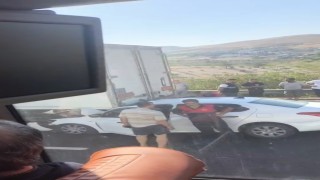 Şanlıurfada otomobil tıra arkadan çarptı: 1 ölü, 1 yaralı