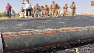 Şanlıurfada suyu kesilen çiftçiler sulama borularıyla karayolunu trafiğe kapattı