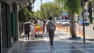Şanlıurfada vatandaşlar terör örgütü PKKnın silah bırakmasını sevinçle karşıladı