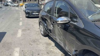 Sara krizi geçirdiği iddia edilen sürücü, yol kenarındaki araca çarptı: 1 yaralı