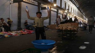 Savaşın çocukları soğuk meşrubat satarak ailelerine destek oluyor