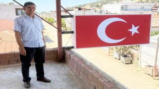 Seçimi kazanan muhtar ilk maaşıyla Türk Bayrağı yaptırdı