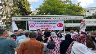 Şehitlerin hayrına aşure dağıttılar