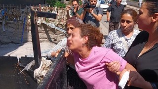 Sel nedeniyle evinde çocuğuyla mahsur kalan kadın sinir krizi geçirdi: Camlar patladı, içeriyi su bastı